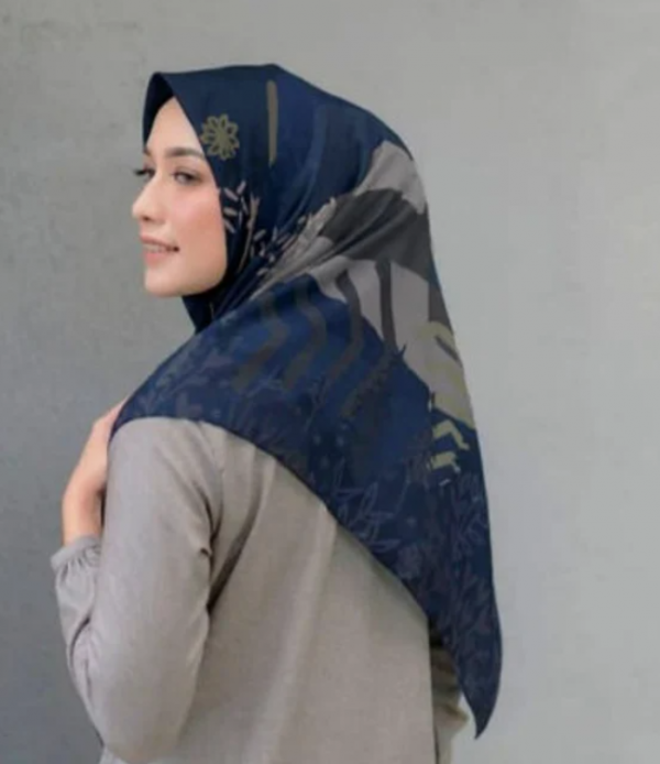 Hijab chiffon dengan motif tribal